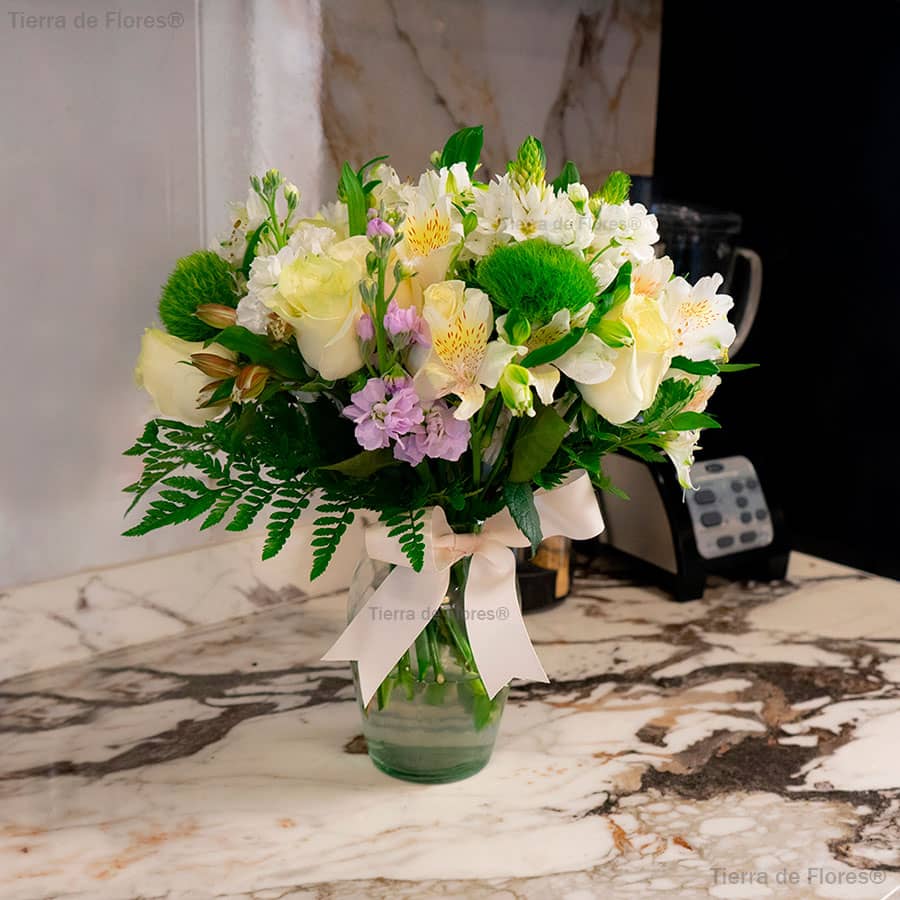florero para condolencias con flores blancas y lazo