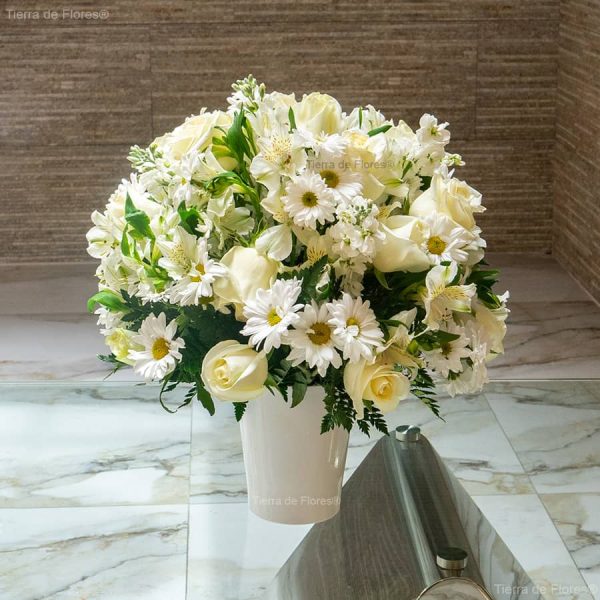 arreglo floral con base blanca y flores blancas pureza quito