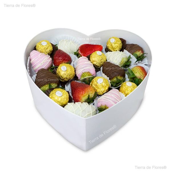 Arreglo de frutas con chocolate en caja en forma de corazón blanca y chocolates ferrero