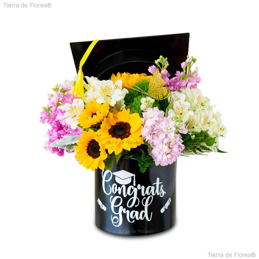 Arreglo floral para graduaciÃ³n en caja negra con letras personalizables flores variadas y un bonete