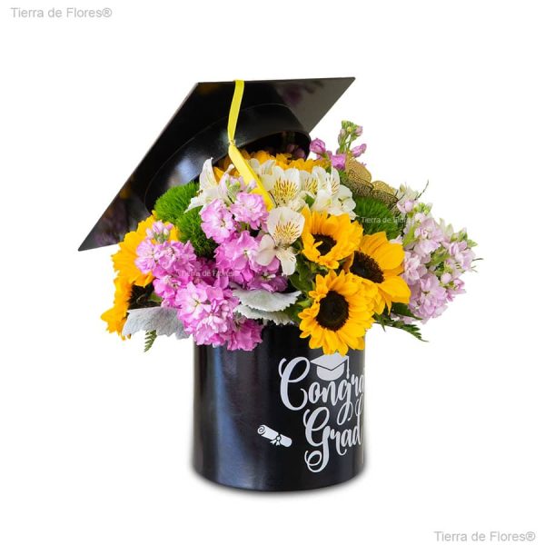 Arreglo floral para graduación en caja negra con letras personalizables flores variadas y un bonete foto de lado