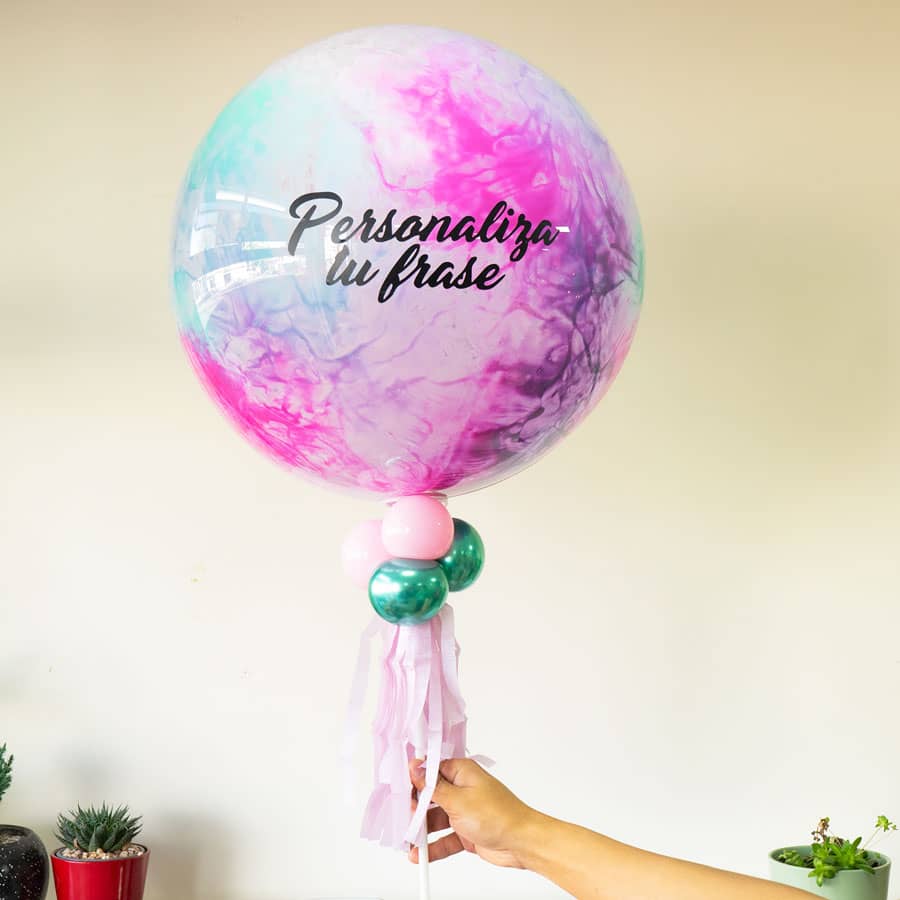 Globo burbuja personializado con globos pequeños de decoración con una mano