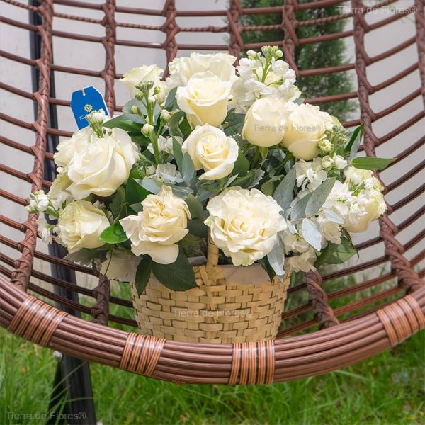 Canasta floral con rosas balcnas para condolencias en quito