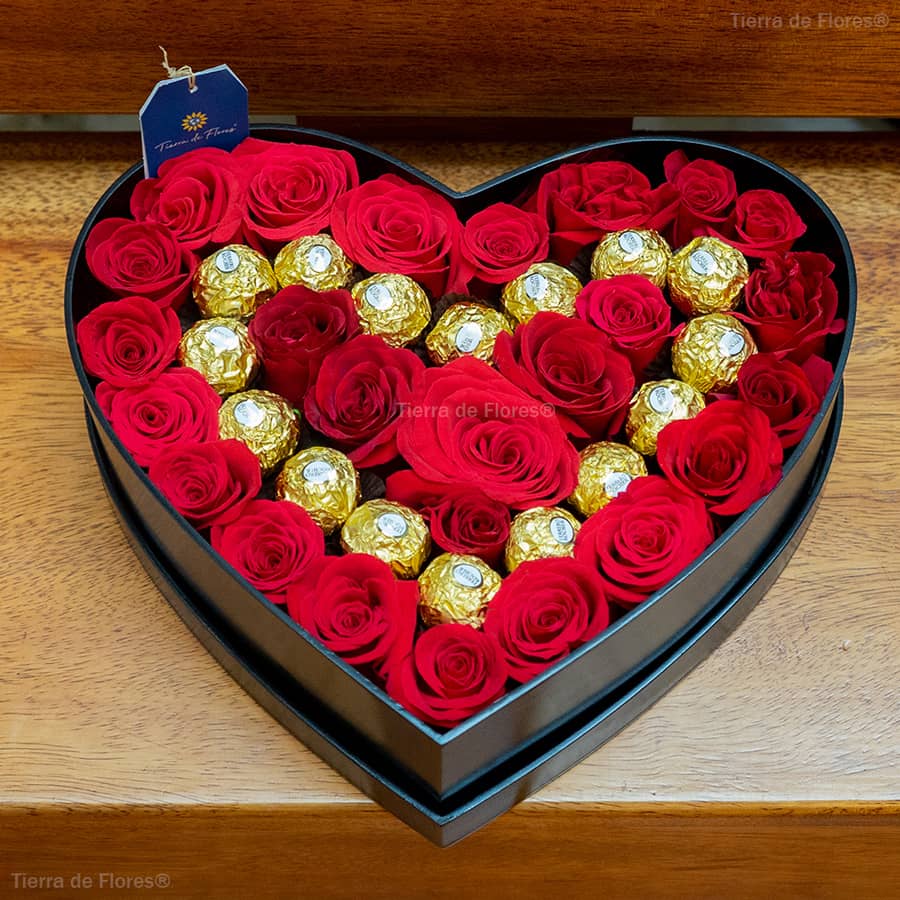 arreglo floral en forma de corazÃ³n con rosas rojas y chocolates ferrero