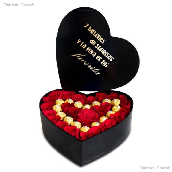arreglo floral en forma de corazón caja negra rosas rojas y chocolates ferrero, en la tapa se puede personalizar la frase
