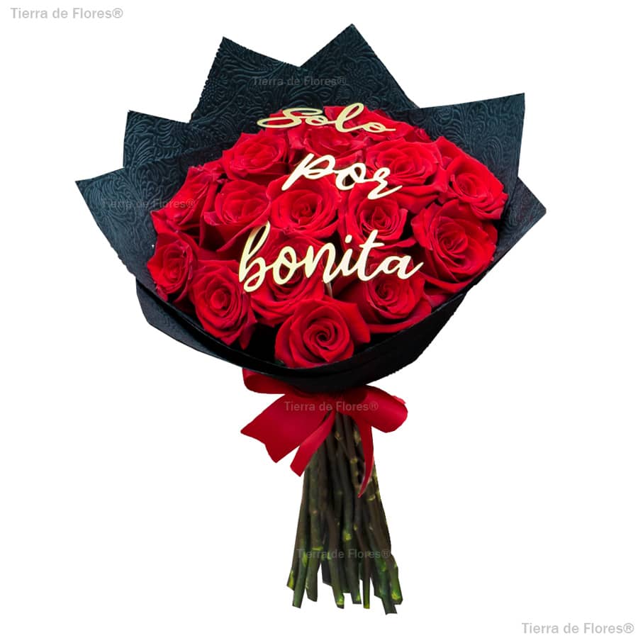 ramo de 20 rosas rojas con empaque negro y lazo rojo en el ramo hay una frase personalizada que dice solo por bonita