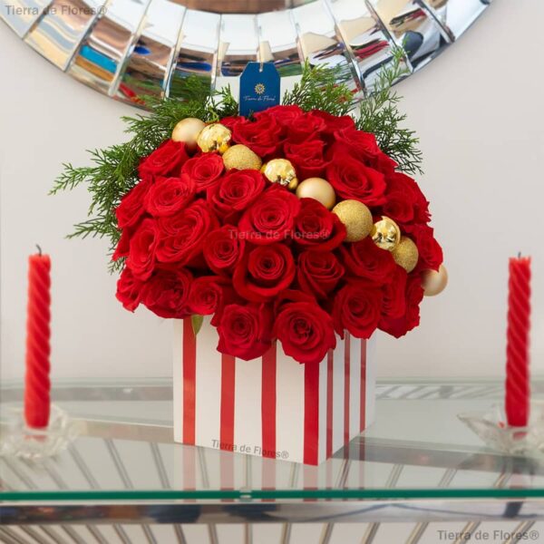 arreglo floral para navidad con rosas rojas y bombillos