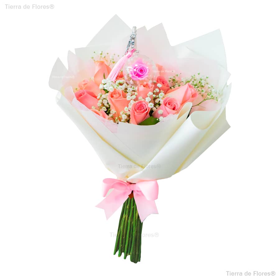 ramo de flores fucsias con llavero de rosa eterna fucsia en fondo blanco